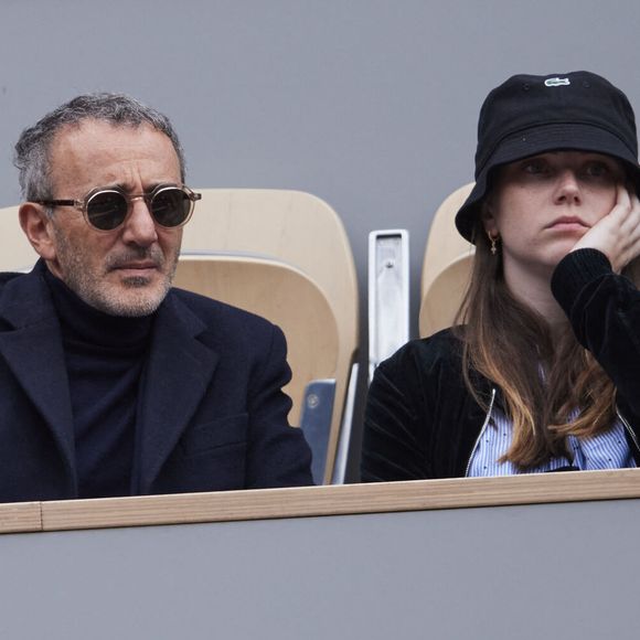 Elie Semoun et sa compagne Aude dans les tribunes au même moment dans les tribunes des Internationaux de France de tennis de Roland Garros 2024 à Paris, France, le 2 juin 2024. © Jacovides-Moreau/Bestimage