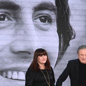 En première partie, un hommage à Michel Delpech.

Exclusif - Geneviève Delpech et Michel Drucker lors de l'enregistrement de l'émission "Vivement dimanche" au studio Rive Gauche, présentée par M. Drucker avec une diffusion sur France 3 le 1er février 2026. © Guillaume Gaffiot/Bestimage