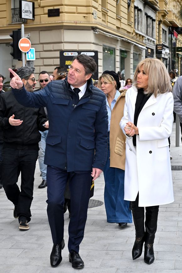 Clôture de l'opération de collecte de fonds "Pièces Jaunes", destinée à améliorer la vie des enfants hospitalisés, au Jardin Albert 1er, à Nice, France, le 7 février  2025, en présence de la Première dame française, Brigitte Macron, la présidente de la Fondation Hôpitaux de Paris-Hôpitaux de France, du sélectionneur de l'équipe de France de football, Didier Deschamps le parrain de l'opération Pièces Jaunes, de Christian Estrosi, le maire de Nice, sa femme, Laura Tenoudji Estrosi, d'Anne Barrère, la vice-présidente de la Fondation Hôpitaux de Paris-Hôpitaux de France, Philippe Wahl, le président-directeur général du Groupe La Poste, de José Cobos, ancien capitaine de l'OGC Nice et conseiller municipal de la ville de Nice délégué à l'évènementiel sportif, et du compositeur du morceau caritatif "Les P'tits Soleils", l'hymne des Pièces Jaunes, John Mamann. Ce titre a été chanté sur la scène par Eugie, Sab, Julien Esmée, Vernis Rouge... et les personnalités. Mme Macron et Didier Deschamps ont fait, comme à leur habitude, le tour des diffèrents stands des associations et des partenaires, comme Carrefour, la Fondrtion Lenval, le CHU, la Poste et la Banque de France où ils ont fait la pesée des pièces jaunes... mais l'arrêt le plus surprenant fut sur le stand du Nice Azur Boxe où le coach des Bleus et Mme Macron n'ont pas hésité à mettre les gants pour quelques échanges avec les boxeurs présents.  © Bruno Bebert/Bestimage