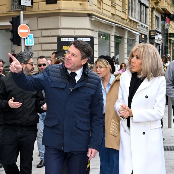 Clôture de l'opération de collecte de fonds "Pièces Jaunes", destinée à améliorer la vie des enfants hospitalisés, au Jardin Albert 1er, à Nice, France, le 7 février  2025, en présence de la Première dame française, Brigitte Macron, la présidente de la Fondation Hôpitaux de Paris-Hôpitaux de France, du sélectionneur de l'équipe de France de football, Didier Deschamps le parrain de l'opération Pièces Jaunes, de Christian Estrosi, le maire de Nice, sa femme, Laura Tenoudji Estrosi, d'Anne Barrère, la vice-présidente de la Fondation Hôpitaux de Paris-Hôpitaux de France, Philippe Wahl, le président-directeur général du Groupe La Poste, de José Cobos, ancien capitaine de l'OGC Nice et conseiller municipal de la ville de Nice délégué à l'évènementiel sportif, et du compositeur du morceau caritatif "Les P'tits Soleils", l'hymne des Pièces Jaunes, John Mamann. Ce titre a été chanté sur la scène par Eugie, Sab, Julien Esmée, Vernis Rouge... et les personnalités. Mme Macron et Didier Deschamps ont fait, comme à leur habitude, le tour des diffèrents stands des associations et des partenaires, comme Carrefour, la Fondrtion Lenval, le CHU, la Poste et la Banque de France où ils ont fait la pesée des pièces jaunes... mais l'arrêt le plus surprenant fut sur le stand du Nice Azur Boxe où le coach des Bleus et Mme Macron n'ont pas hésité à mettre les gants pour quelques échanges avec les boxeurs présents.  © Bruno Bebert/Bestimage