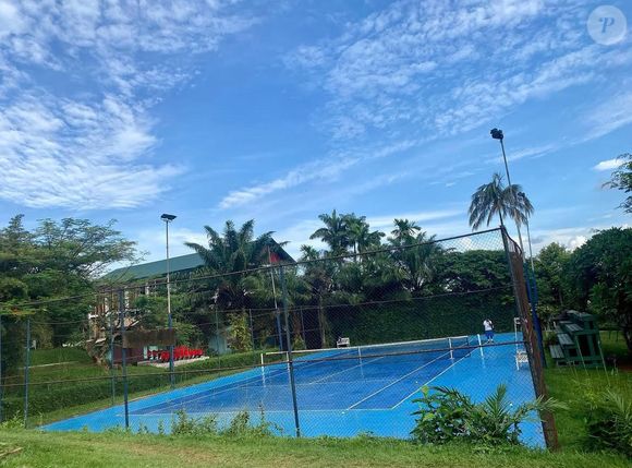 Un domaine qui coûte cher au sportif. "Il a perdu des millions de francs CFA dans un projet de construction d’un complexe sportif avorté, et a vécu une expérience similaire dans la construction des logements de luxe" révèle le quotidien de fin de journée.

Etoudi village Noah © Instagram