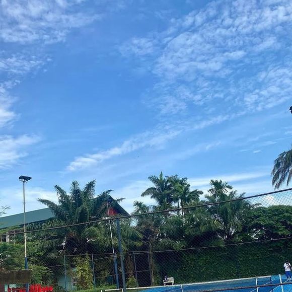 Un domaine qui coûte cher au sportif. "Il a perdu des millions de francs CFA dans un projet de construction d’un complexe sportif avorté, et a vécu une expérience similaire dans la construction des logements de luxe" révèle le quotidien de fin de journée.

Etoudi village Noah © Instagram