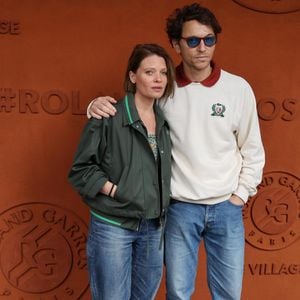 Mélanie Thierry et son compagnon le chanteur Raphaël au village lors des Internationaux de France de Tennis de Roland Garros 2025, à Paris, France, le 4 Juin 2025. © Jacovides-Moreau/Bestimage