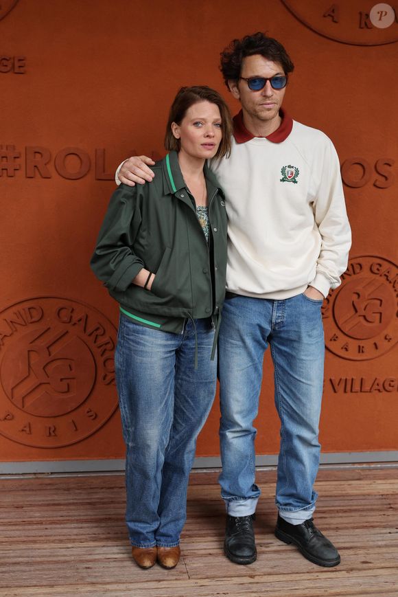 Mélanie Thierry et son compagnon le chanteur Raphaël au village lors des Internationaux de France de Tennis de Roland Garros 2025, à Paris, France, le 4 Juin 2025. © Jacovides-Moreau/Bestimage