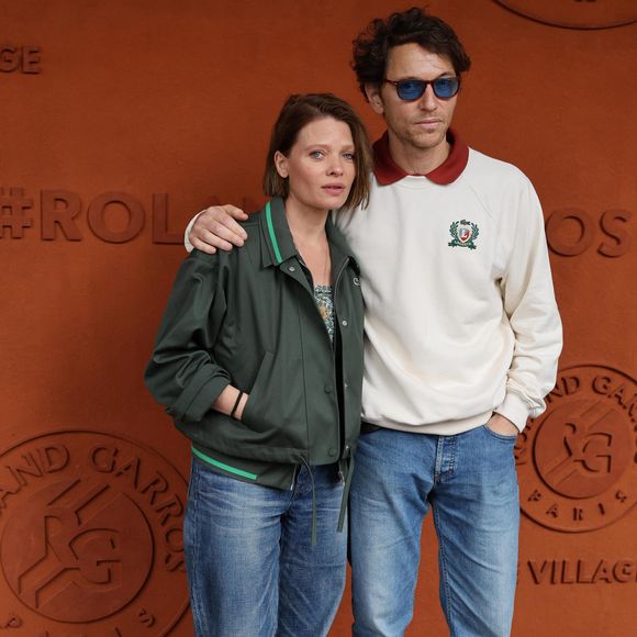 Mélanie Thierry et son compagnon le chanteur Raphaël au village lors des Internationaux de France de Tennis de Roland Garros 2025, à Paris, France, le 4 Juin 2025. © Jacovides-Moreau/Bestimage