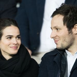 Le chanteur Vianney (Vianney Bureau) et sa compagne Catherine Robert - Célébrités dans les tribunes du parc des princes lors du match de football de ligue 1, le Paris Saint-Germain (PSG) contre En Avant de Guingamp (EAG) à Paris, France, le 29 avril 2018. Paris et Guingamp ont fait match nul 2 - 2. © Cyril Moreau/Bestimage | 00380219