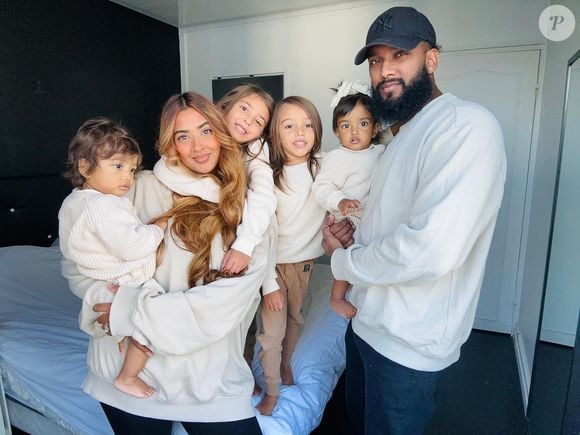 Hanaa Elah et son mari portent leurs enfants dans leurs bras ©Instagram - Hanaa Elah