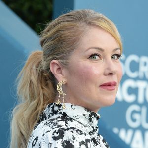 Christina Applegate partage ouvertement son expérience pour sensibiliser et aider ceux qui vivent la même maladie.

Christina Applegate - Photocall - 26ème cérémonie annuelle des "Screen Actors Guild Awards" ("SAG Awards") au "Shrine Auditorium" à Los Angeles, le 19 janvier 2020. © Broadimage / Bestimage