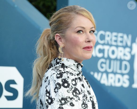 Christina Applegate partage ouvertement son expérience pour sensibiliser et aider ceux qui vivent la même maladie.

Christina Applegate - Photocall - 26ème cérémonie annuelle des "Screen Actors Guild Awards" ("SAG Awards") au "Shrine Auditorium" à Los Angeles, le 19 janvier 2020. © Broadimage / Bestimage