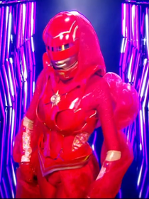 Mask Singer 7 : Une nouvelle star internationale s'est cachée sous le costume de l'Impératrice, vous connaissez très bien son frère !