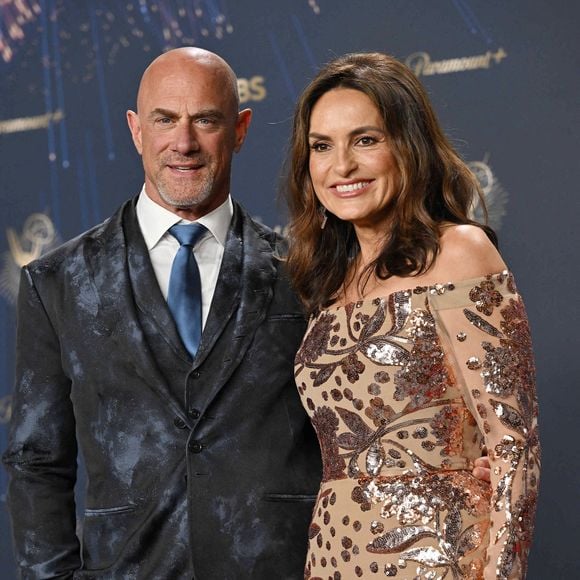 Christopher Meloni et Mariska Hargitay apparaissent en coulisses lors de la 77e édition des Primetime Emmy Awards au Peacock Theater à Los Angeles le dimanche 14 septembre 2025. Photo by Chris Chew/UPI/ABACAPRESS.COM
