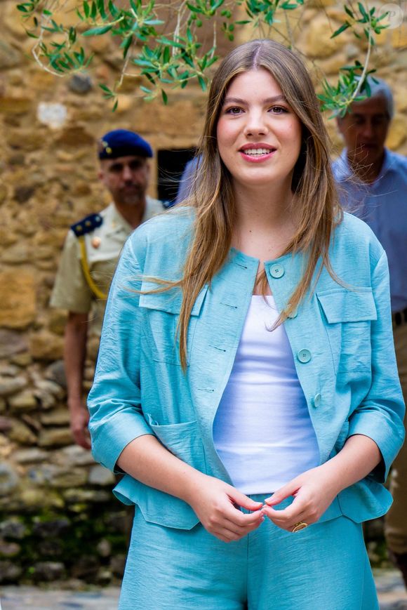 Sofia d'Espagne a profité de quelques jours pour découvrir la ville.

La princesse héritière Leonor et l'infante Sofia ont visité le siège de la Fondation Nando et Elsa Peretti à Sant Marti Vell, Espagne, le 24 juillet 2025, découvrant son travail de promotion d'initiatives culturelles et sociales. © Backgrid USA / Bestimage