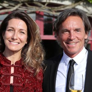 Anne-Claire Coudray et son compagnon Nicolas Vix lors de la fête de la fleur et l'intronisation de personnalités commandeurs et ambassadeurs par la Commanderie du Bontemps au Château Smith Haut Lafitte à Martillac le 27 avril 2023.
© Fabien Cottereau / Patrick Bernard / Bestimage