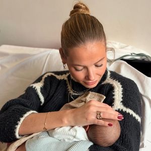 "Ma chère grande sœur, Tu m’as offert le plus beau des cadeaux, celui d’être tata. Te voir devenir maman est l’une des plus belles émotions que nous avons pu partager. Ce rôle te va si bien, comme si ton cœur l’attendait depuis toujours", a-t-elle souligné. 

Amandine Petit immortalisée avec son neveu ce mercredi 29 octobre 2025. (Capture d'écran Instagram)