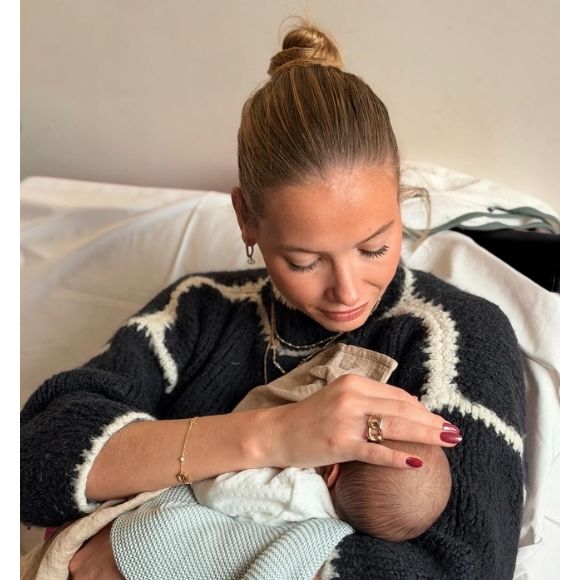 "Ma chère grande sœur, Tu m’as offert le plus beau des cadeaux, celui d’être tata. Te voir devenir maman est l’une des plus belles émotions que nous avons pu partager. Ce rôle te va si bien, comme si ton cœur l’attendait depuis toujours", a-t-elle souligné. 

Amandine Petit immortalisée avec son neveu ce mercredi 29 octobre 2025. (Capture d'écran Instagram)