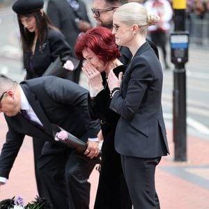 Sharon Osbourne, Jack Osbourne et Kelly Osbourne lors de la procession funéraire à Birmingham. Le cortège funèbre d'Ozzy Osbourne passe devant le Black Sabbath Bridge à Birmingham, Royaume-Uni. Photo de Stephen Lock/I-Images/ABACAPRESS.COM