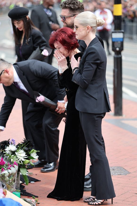 Sharon Osbourne, Jack Osbourne et Kelly Osbourne lors de la procession funéraire à Birmingham. Le cortège funèbre d'Ozzy Osbourne passe devant le Black Sabbath Bridge à Birmingham, Royaume-Uni. Photo de Stephen Lock/I-Images/ABACAPRESS.COM
