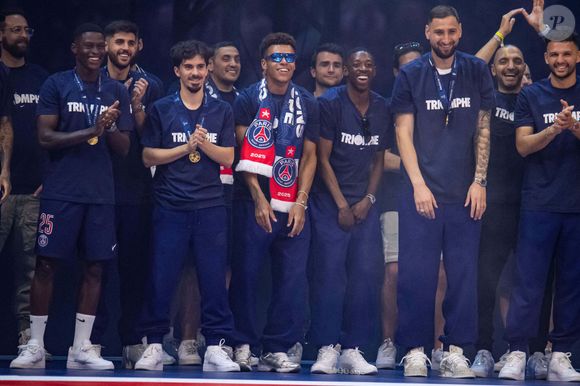 Désiré Doué, Ousmane Dembélé et Vitinha - Les joueurs du PSG célèbrent leur titre de Champion d'Europe au Parc Des Princes à Paris, le 1er juin 2025.
© Baptiste Autissier/PsnewZ/Bestimage
