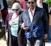 Il y a aussi Josiane Balasko et son mari George Aguilar

Josiane Balasko et son mari George Aguilar aux arrivées des obsèques de Catherine Ringer, la chanteuse des Rita Mitsouko, au cimetière de Montmartre, dans le 18ème arrondissement de Paris, France, le 19 septembre 2026. © Bestimage