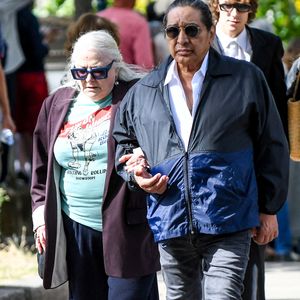 Il y a aussi Josiane Balasko et son mari George Aguilar
Josiane Balasko et son mari George Aguilar aux arrivées des obsèques de Catherine Ringer, la chanteuse des Rita Mitsouko, au cimetière de Montmartre, dans le 18ème arrondissement de Paris, France, le 19 septembre 2026. © Bestimage