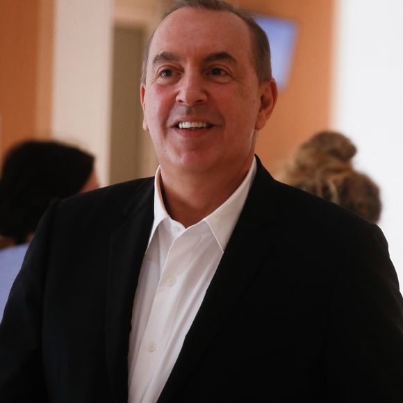 Exclusif - L'animateur de radio, journaliste, présentateur de télévision et producteur français, Jean-Marc Morandini, accompagné de son avocate, maître F.Rault, arrive à la chambre correctionnelle du tribunal judiciaire de Paris Batignolles, le 14 juin 2023. Jean-Marc Morandini est jugé pour "harcèlement sexuel" et "travail dissimulé", à Paris, lors du deuxième et dernier jour de son procès.
© Christophe Clovis /Bestimage