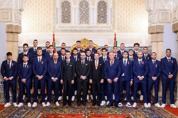Sa Majesté le Roi Mohammed VI du Maroc avec son fils le Prince Moulay el-Hassan du Maroc et le Prince Moulay Rachid du Maroc reçoivent les membres de l'équipe nationale de football au Palais Royal à Rabat, le 20 décembre 2022. Photo via DNphotography/ABACAPRESS.COM