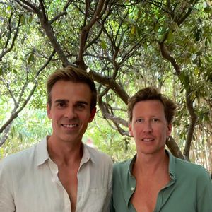 Le couple a profité d’un déjeuner en amoureux dans ce lieu mythique de Pampelonne.

Jean-Baptiste Marteau et son compagnon au Club 55 de St-Tropez le 15 août dernier. Photo par Shorcut Images.