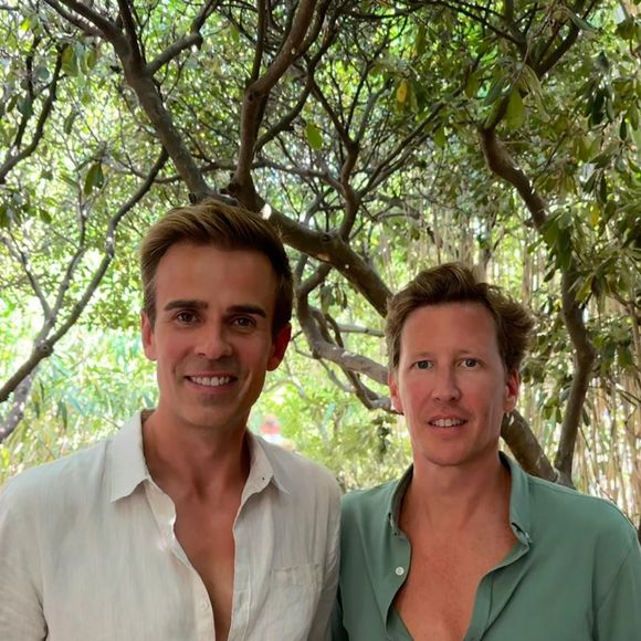 Le couple a profité d’un déjeuner en amoureux dans ce lieu mythique de Pampelonne.

Jean-Baptiste Marteau et son compagnon au Club 55 de St-Tropez le 15 août dernier. Photo par Shorcut Images.