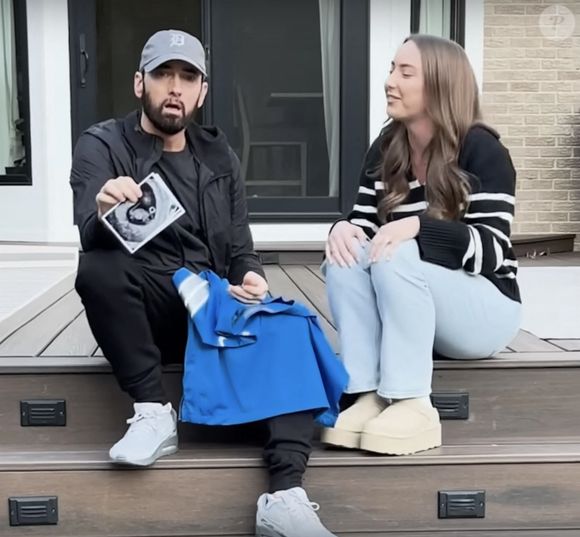 Le deuxième prénom du bébé rend hommage au vrai nom de son père : Marshall.

Capture du clip d'Eminem dans lequel il découvre la grossesse de sa fille. Photo par Backgrid UK/ Bestimage
