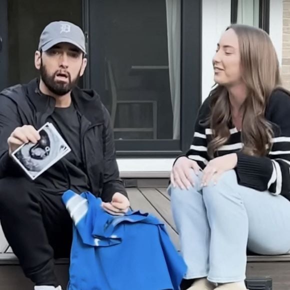 Le deuxième prénom du bébé rend hommage au vrai nom de son père : Marshall.

Capture du clip d'Eminem dans lequel il découvre la grossesse de sa fille. Photo par Backgrid UK/ Bestimage