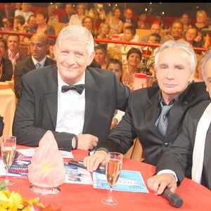 Catherine Jacob, Patrick Sébastien, Michel Sardou et Francis Perrin dans l'émission Le plus grand cabaret du monde en septembre 2008. Photo par BAHI / BESTIMAGE