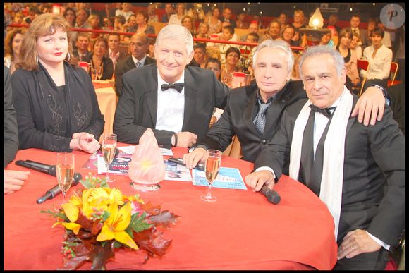 Catherine Jacob, Patrick Sébastien, Michel Sardou et Francis Perrin dans l'émission Le plus grand cabaret du monde en septembre 2008. Photo par BAHI / BESTIMAGE