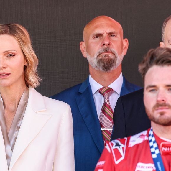 Pour la cérémonie sur le podium, Charlene de Monaco portait un tailleur blanc élégant assorti d’escarpins.

Le prince Albert II et la princesse Charlène de Monaco sur le podium lors de la remise de prix du E-Prix de Monaco du Championnat du monde FIA de Formule E 2026 sur le circuit de Monaco à Monte-Carlo, Monaco, le 17 mai 2026. Le pilote britannique Oliver Rowland remporte la deuxième course du week-end à Monaco devant le Brésilien Felipe Drugovich et le Portugais Antonio Félix Da Costa. © Claudia Albuquerque/Bestimage