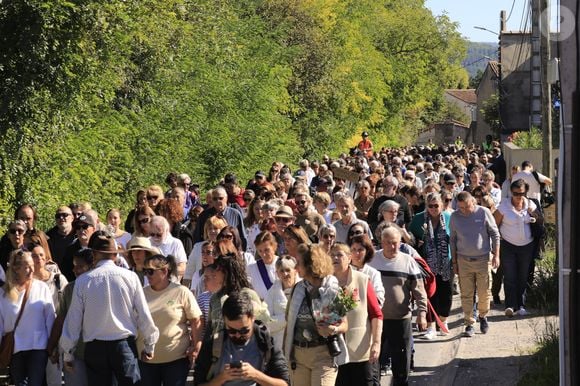 Environ 350 personnes participent à une marche en soutien à Gisèle Pelicot, victime de viols pendant près de 10 ans, orchestrés par son mari, Dominique Pelicot, principal accusé du procès qui se tient depuis le 2 septembre devant la cour criminelle de Vaucluse, à Mazan, Vaucluse, France, le 5 octobre 2024. Le rassemblement est organisé par un groupe de femmes victimes de violence et l’association Isofacultés. © Frantz Chavaroche/Bestimage