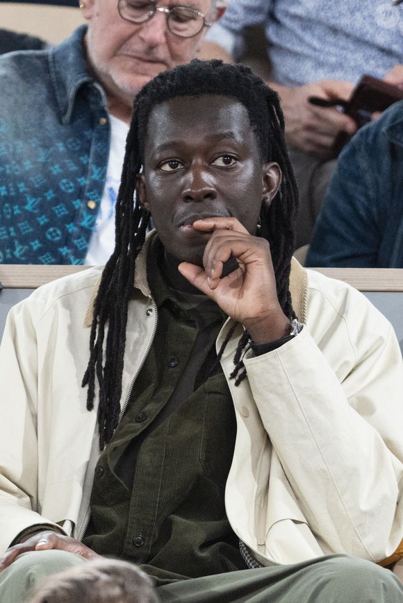 Car avant de se faire connaître, le jeune homme et ancien "Top Chef" évoluait dans un petit village au sein d'un logement social.

Mory Sacko en tribunes lors des Internationaux de France de Tennis de Roland Garros 2025, à Paris, France, le 6 juin 2025. © Jacovides-Moreau/Bestimage