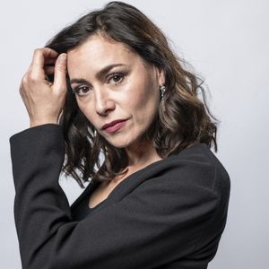 "Je pense aux pavés, aux chanteurs des années 1940 ou 1950, on voit leurs figures quand on passe dans les cafés et les brasseries", s’est-elle réjouie.

Olivia Ruiz - Studio - Enregistrement de la 2ème partie de soirée de l'émission "La chanson secrète N°12", présentée par Nikos Aliagas et diffusée le 1er décembre sur TF1
Photo par Guillaume Gaffiot-Cyril Moreau / Bestimage