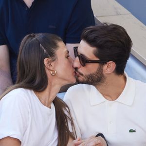 Pierre Niney et sa compagne Natasha Andrews - Célébrités dans les tribunes de la finale homme des Internationaux de France de tennis de Roland Garros 2024 à Paris le 9 juin 2024. © Jacovides-Moreau/Bestimage