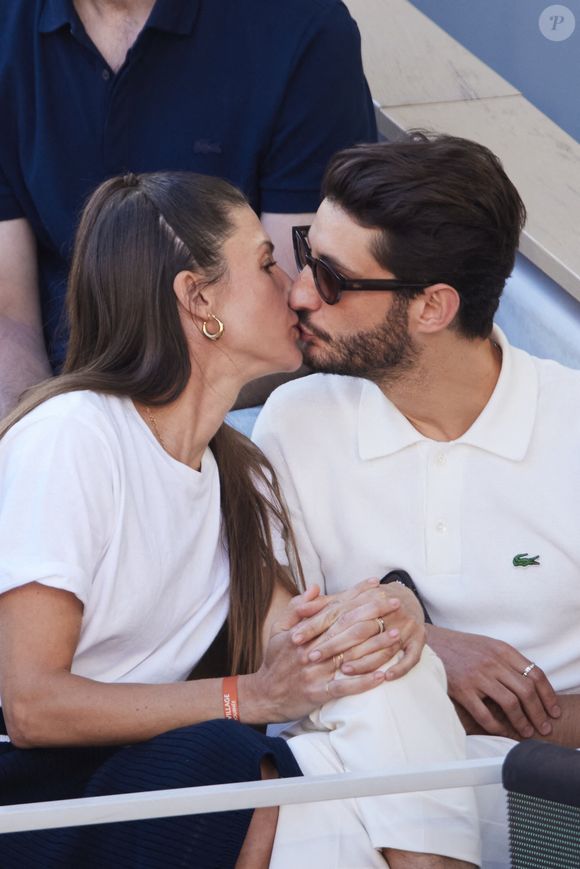 Pierre Niney et sa compagne Natasha Andrews - Célébrités dans les tribunes de la finale homme des Internationaux de France de tennis de Roland Garros 2024 à Paris le 9 juin 2024. © Jacovides-Moreau/Bestimage
