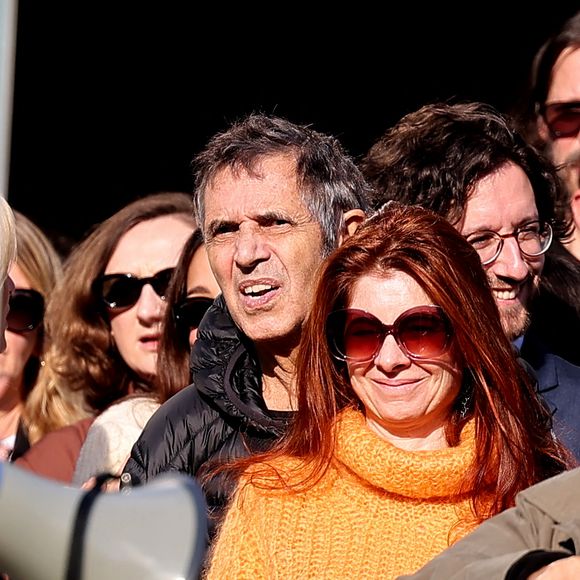 Julien Clerc et sa compagne Hélène Grémillon - I.Huppert a dirigé le tournage de la reproduction du film documentaire muet de 1895 par le regretté cinéaste français Louis Lumière « La Sortie de l'usine Lumière à Lyon » dans le cadre de la 16ème édition du Festival Lumière de Lyon, France, le 19 octobre 2024. © Dominique Jacovides/Bestimage
