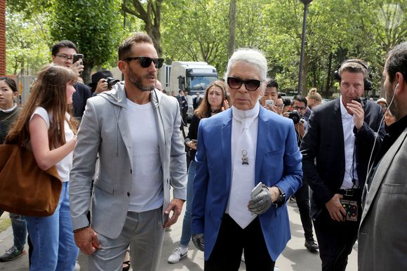 À ses côtés se trouvait Sébastien Jondeau, d’abord garde du corps puis assistant et confident du styliste.

Sébastien Jondeau et Karl Lagerfeld au défilé de mode Dior Hommes printemps-été 2017 au Tennis Club de Paris, le 24 juin 2016.

© CVS / Veeren / Bestimage