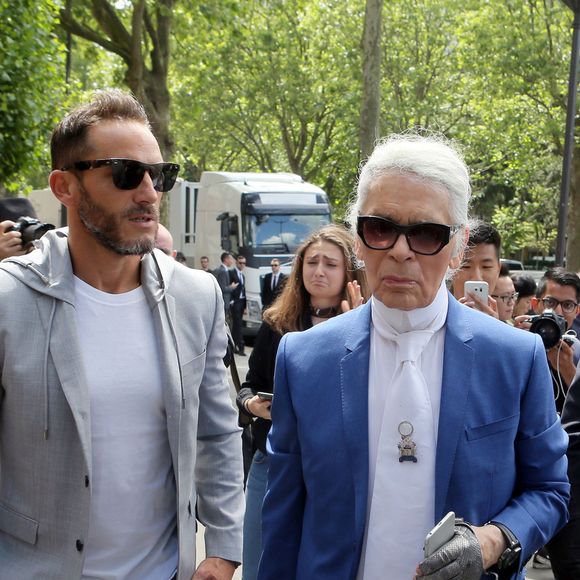 À ses côtés se trouvait Sébastien Jondeau, d’abord garde du corps puis assistant et confident du styliste.

Sébastien Jondeau et Karl Lagerfeld au défilé de mode Dior Hommes printemps-été 2017 au Tennis Club de Paris, le 24 juin 2016.

© CVS / Veeren / Bestimage