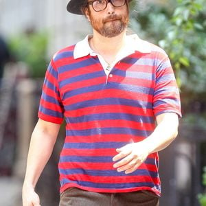 Sean Lennon se promène dans l'après-midi par une chaude journée d'été à New York, portant des rayures rouges et bleues, le fils de John Lennon et de Yoko Ono a montré son style barbu en portant un pantalon marron et des mocassins en cuir noir à New York City, NY, USA, le 29 juillet 2015. Photo GSI/ABACAPRESS.COM