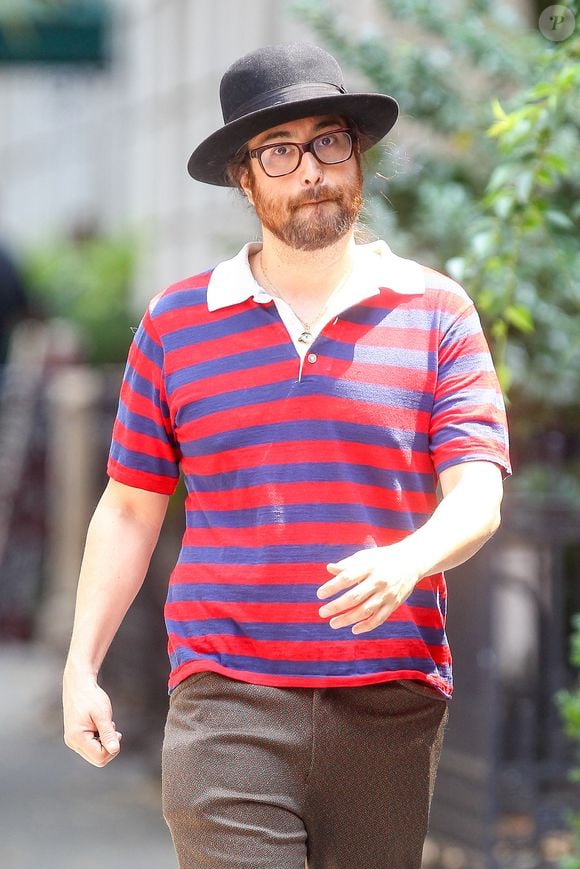 Sean Lennon se promène dans l'après-midi par une chaude journée d'été à New York, portant des rayures rouges et bleues, le fils de John Lennon et de Yoko Ono a montré son style barbu en portant un pantalon marron et des mocassins en cuir noir à New York City, NY, USA, le 29 juillet 2015. Photo GSI/ABACAPRESS.COM