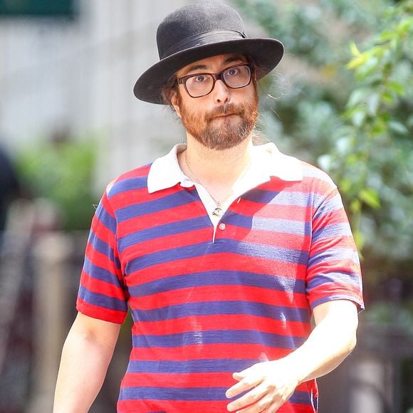 Sean Lennon se promène dans l'après-midi par une chaude journée d'été à New York, portant des rayures rouges et bleues, le fils de John Lennon et de Yoko Ono a montré son style barbu en portant un pantalon marron et des mocassins en cuir noir à New York City, NY, USA, le 29 juillet 2015. Photo GSI/ABACAPRESS.COM