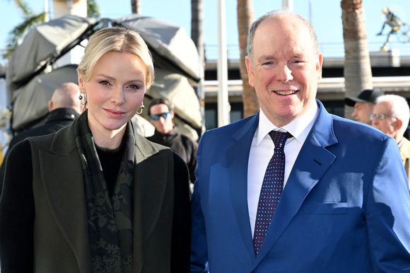 "La décoration a été remise à son épouse, Mme Béatrice FRECENON-GUILLAUME, lors d’une cérémonie qui s’est tenue au Palais princier.", apprend-on, avec une photo du duo partagée via un post Instagram du palais princier.

Le prince Albert II de Monaco, sa femme la princesse Charlene et Camille Gottlieb ont remis les traditionnels colis de Noël aux aînés monégasques dans la meeting room du Yacht Club de Monaco dans le cadre de festivités de fin d'année de la Principauté de Monaco. © Bruno Bebert/Pool Monaco/Bestimage