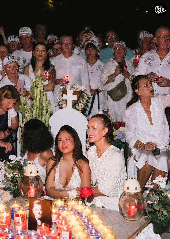 Exclusif -  Hommage de Laeticia Hallyday et de sa fille Joy pour le huitième anniversaire de la mort de Johnny Hallyday au cimetière de Lorient sur l'île de Saint-Barthélemy, Antilles françaises, France, le 5 décembre 2025. © Sam Delpech/Bestimage