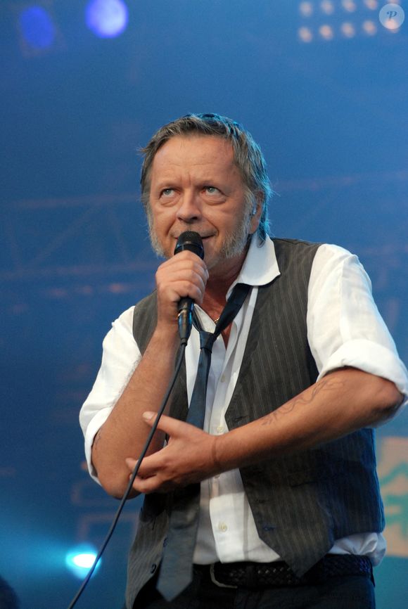 Renaud se produit au festival de Saint-Nolff à St Nolf, France, le 08 septembre 2007. Photo by Villalon/ANDBZ/ABACAPRESS.COM