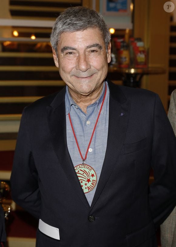 Dans une interview accordée à "Public", l'ex-monsieur météo a confié : "Je suis revenu vivre dans la région parisienne, à côté de Houdan, dans la maison du regretté Thierry Sabine".

Patrice Drevet à la 7ème édition du festival Alphonse Allais au théâtre de Passy à Paris, le 13 novembre 2023. 

Photo : Marc Ausset-Lacroix / Bestimage