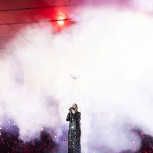 La chanteuse Louane (Louane Emera), représentante de la France au concours de l'Eurovision, interpréte pour la première fois son titre Maman, en hommage à sa mère décédée lorsqu'elle avait 17 ans, devant les 80 000 spectateurs, suspendue sur une plateforme, plusieurs mètres au-dessus de la pelouse et des musiciens, du Stade de France à la mi-temps du match du Tournoi des Six Nations opposant la France à l'Écosse, à Saint-Denis, Seine Saint-Denis, France, le 15 mars 2025. © Cyril Moreau/Bestimage