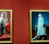 "Les portraits, qui feront partie de la collection royale, ont été peints par deux artistes différents choisis personnellement par le Roi et la Reine", a-t-on pu lire.
Les tableaux représentant le roi Charles III et la reine Camilla, commandés pour marquer leur couronnement en 2023, exposés provisoirement à la National Gallery à Londres, le 9 mai 2025 @Backgrid UK/ Bestimage